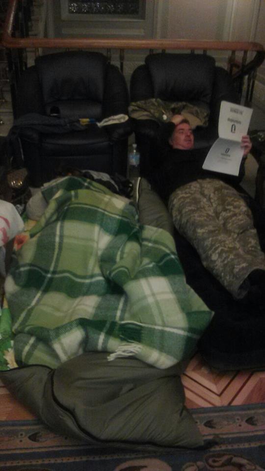 Интернет потешается с жалобного исполнения гимна Украины упоротыми майданщиками Интернет потешается с жалобного исполнения гимна Украины упоротыми майданщиками