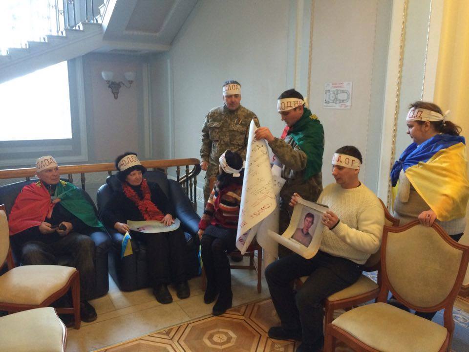 Интернет потешается с жалобного исполнения гимна Украины упоротыми майданщиками Интернет потешается с жалобного исполнения гимна Украины упоротыми майданщиками