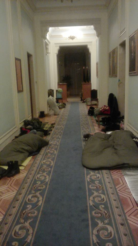 Интернет потешается с жалобного исполнения гимна Украины упоротыми майданщиками Интернет потешается с жалобного исполнения гимна Украины упоротыми майданщиками