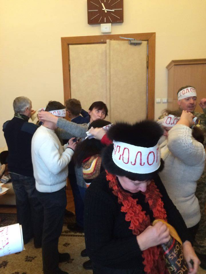 Интернет потешается с жалобного исполнения гимна Украины упоротыми майданщиками Интернет потешается с жалобного исполнения гимна Украины упоротыми майданщиками