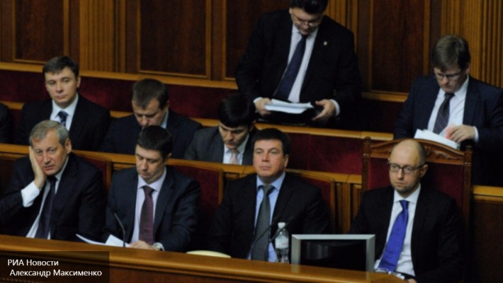 Кабмин Украины на пике кризиса власти запросил у Рады резолюцию недоверия Кабмин Украины на пике кризиса власти запросил у Рады резолюцию недоверия