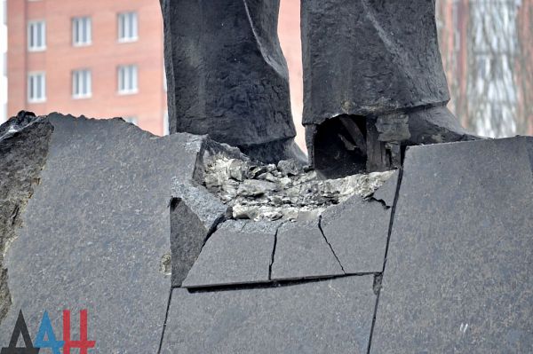 В центре Донецка пытались подорвать памятник Ленину В центре Донецка пытались подорвать памятник Ленину