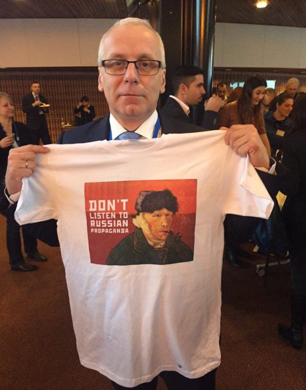 Майданутые в ПАСЕ раздали делегатам «антироссийские» футболки