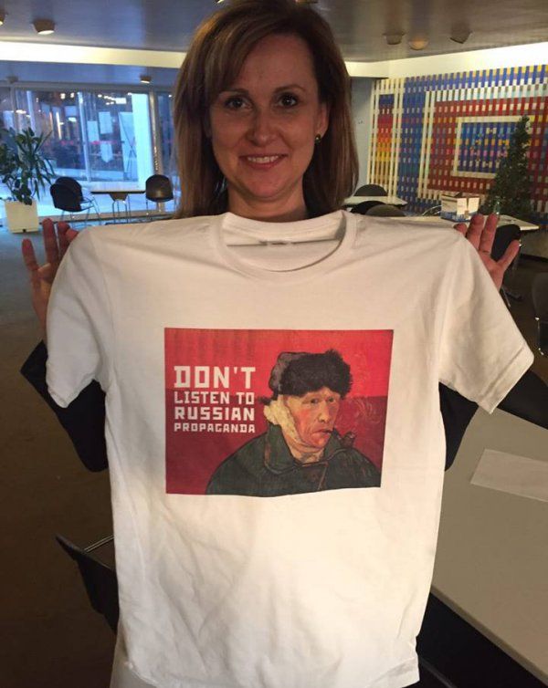 Майданутые в ПАСЕ раздали делегатам «антироссийские» футболки