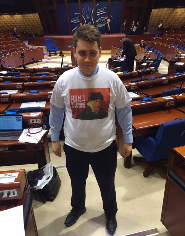 Майданутые в ПАСЕ раздали делегатам «антироссийские» футболки