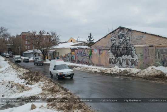 «Азовцы» в Харькове разукрасили стену в память о «героях» Крут «Азовцы» в Харькове разукрасили стену в память о «героях» Крут