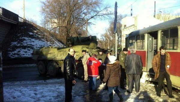 В Днепропетровске БТР протаранил трамвай В Днепропетровске БТР протаранил трамвай