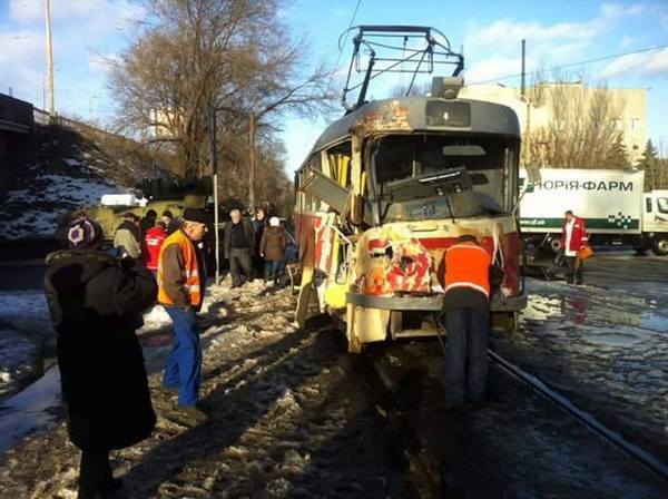 В Днепропетровске БТР протаранил трамвай В Днепропетровске БТР протаранил трамвай