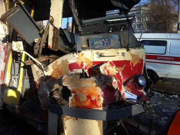 В Днепропетровске БТР протаранил трамвай В Днепропетровске БТР протаранил трамвай