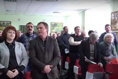 В Чугуеве патриоты избили депутатов, заставляя петь гимн В Чугуеве патриоты избили депутатов, заставляя петь гимн
