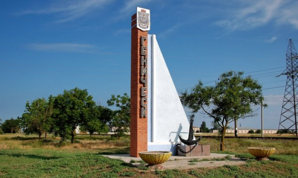 В Геническе появляются надписи "Новороссия", власти жалуются, что не успевают их закрашивать