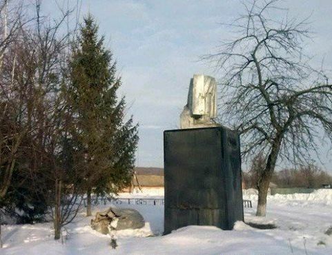 В Полтавской области демонтировали памятники Чапаеву, Дзержинскому и Кирову В Полтавской области демонтировали памятники Чапаеву, Дзержинскому и Кирову