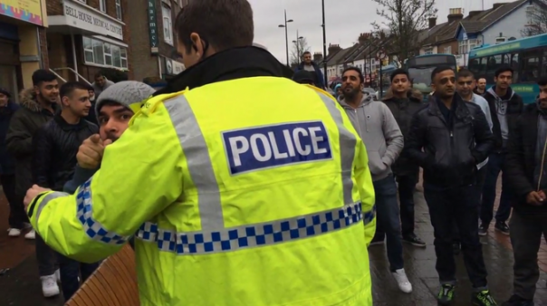 Полиция спасла «христианский патруль» в Британии от расправы мусульман Полиция спасла «христианский патруль» в Британии от расправы мусульман