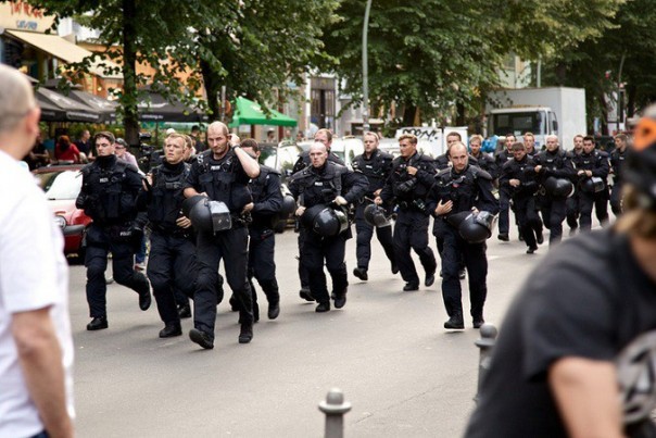Шведские полицейские спаслись бегством от толпы мигрантов Шведские полицейские спаслись бегством от толпы мигрантов