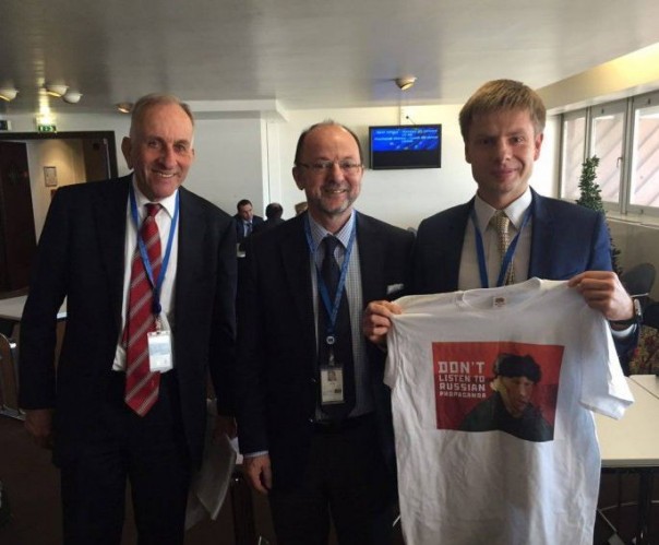 Майданутые в ПАСЕ раздали делегатам «антироссийские» футболки