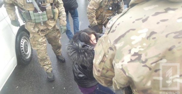 В Одессе сотрудники СБУ избили вьетнамца и забрали у него 800 тыс. гривен В Одессе сотрудники СБУ избили вьетнамца и забрали у него 800 тыс. гривен