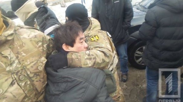 В Одессе сотрудники СБУ избили вьетнамца и забрали у него 800 тыс. гривен В Одессе сотрудники СБУ избили вьетнамца и забрали у него 800 тыс. гривен