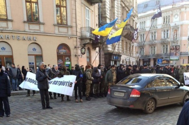 Во Львове у магазина «Рошен» повесили чучело Порошенко Во Львове у магазина «Рошен» повесили чучело Порошенко