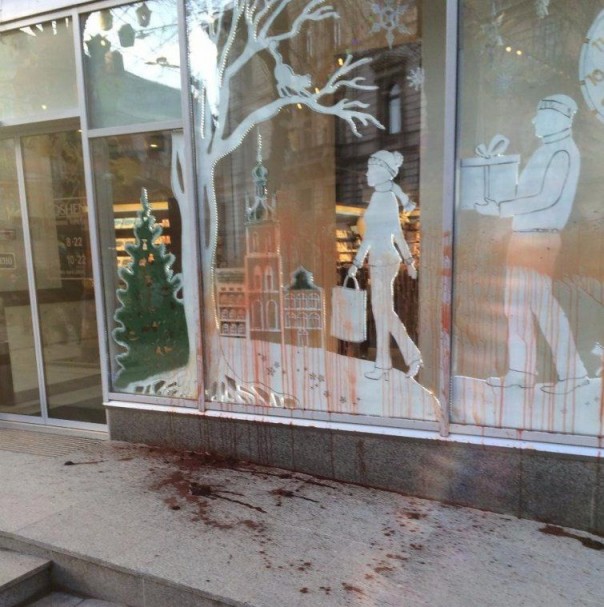 Во Львове у магазина «Рошен» повесили чучело Порошенко Во Львове у магазина «Рошен» повесили чучело Порошенко