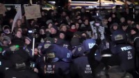 Антимигрантский митинг в Германии закончился потасовками с полицией