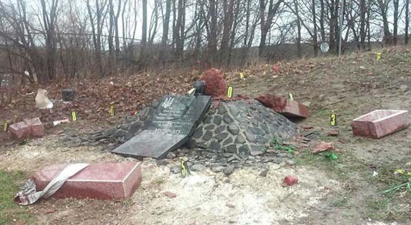 Подорвали памятник Сашко Белому Подорвали памятник Сашко Белому