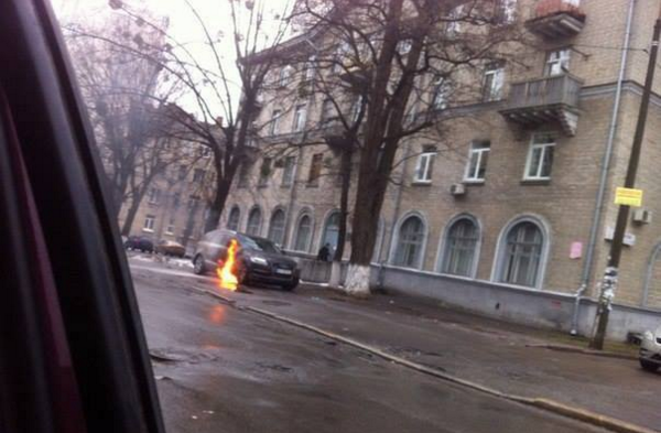 В Киеве подорвали машину адвоката, защищающего подозреваемых в убийстве Бузины В Киеве подорвали машину адвоката, защищающего подозреваемых в убийстве Бузины