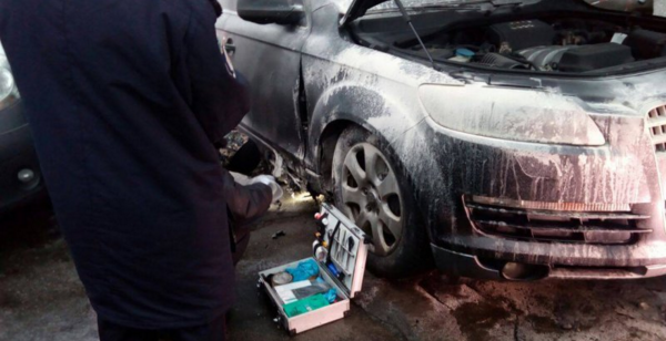 В Киеве подорвали машину адвоката, защищающего подозреваемых в убийстве Бузины В Киеве подорвали машину адвоката, защищающего подозреваемых в убийстве Бузины