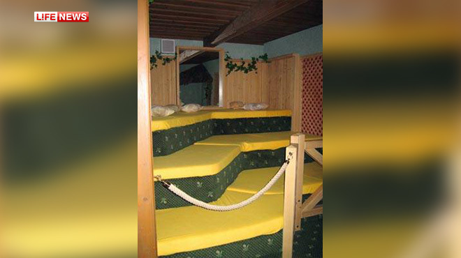 Беженцы выселили свингеров из популярного секс-клуба Австрии Беженцы выселили свингеров из популярного секс-клуба Австрии