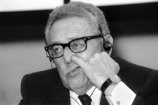 Киссинджер прилетел в Москву торговать Америкой. Оптом и в розницу…