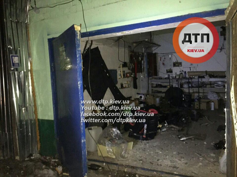 Ночью в Киеве из гранатомета расстреляли СТО Ночью в Киеве из гранатомета расстреляли СТО