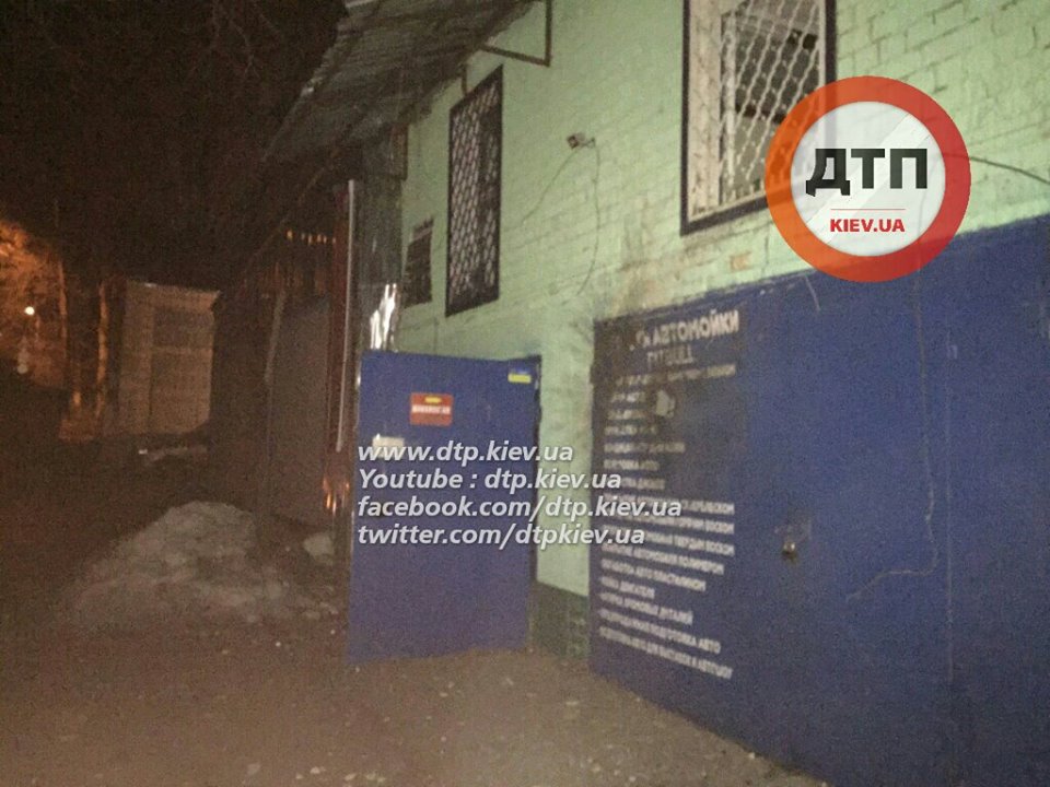 Ночью в Киеве из гранатомета расстреляли СТО Ночью в Киеве из гранатомета расстреляли СТО