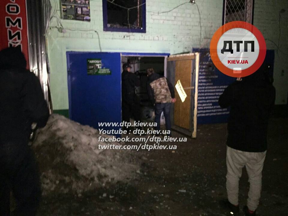 Ночью в Киеве из гранатомета расстреляли СТО Ночью в Киеве из гранатомета расстреляли СТО