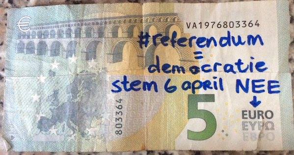 Голландцы не хотят ассоциации с Украиной: призывы высказаться против на референдуме появились даже на купюрах Голландцы не хотят ассоциации с Украиной: призывы высказаться против на референдуме появились даже на купюрах