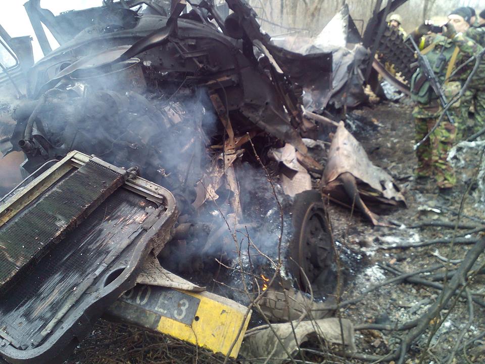 На Донбассе подорвался грузовик с продуктами и бойцами "АТО" На Донбассе подорвался грузовик с продуктами и бойцами "АТО"