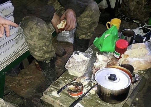 В Сети опубликованы фото и видео скотских условий жизни ВСУ на полигоне под Николаевом В Сети опубликованы фото и видео скотских условий жизни ВСУ на полигоне под Николаевом