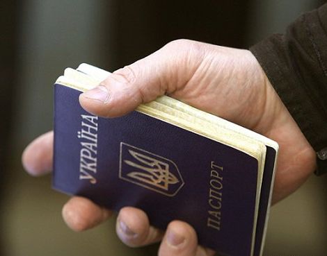 Украина изучает возможность лишения гражданства за "ненависть к стране" Украина изучает возможность лишения гражданства за "ненависть к стране"