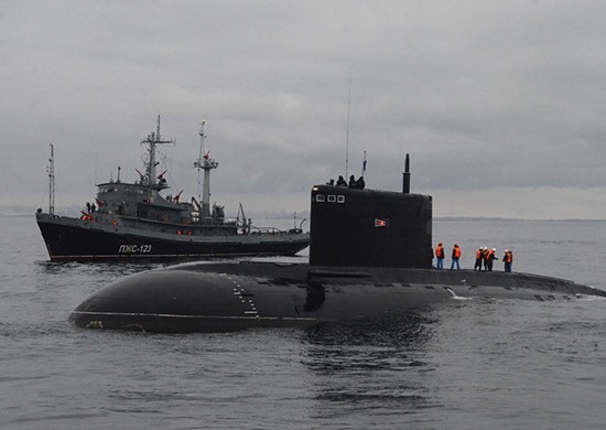 В Черном море прошли учения. Старейшее судно ВМФ и новейшая подлодка.