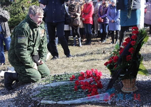 Жители поселка Центральный увековечили память погибших в боях за Дебальцево Жители поселка Центральный увековечили память погибших в боях за Дебальцево