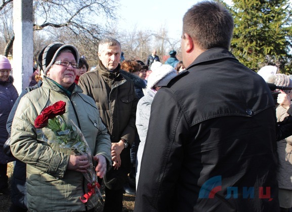 Жители поселка Центральный увековечили память погибших в боях за Дебальцево Жители поселка Центральный увековечили память погибших в боях за Дебальцево