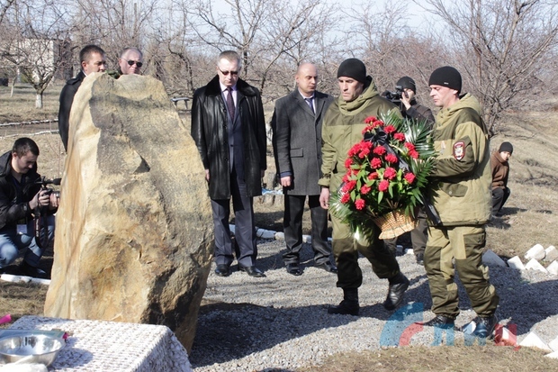 Жители поселка Центральный увековечили память погибших в боях за Дебальцево Жители поселка Центральный увековечили память погибших в боях за Дебальцево