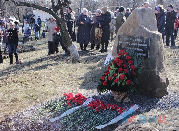 Жители поселка Центральный увековечили память погибших в боях за Дебальцево Жители поселка Центральный увековечили память погибших в боях за Дебальцево