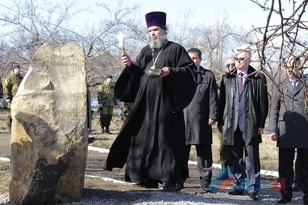 Жители поселка Центральный увековечили память погибших в боях за Дебальцево Жители поселка Центральный увековечили память погибших в боях за Дебальцево