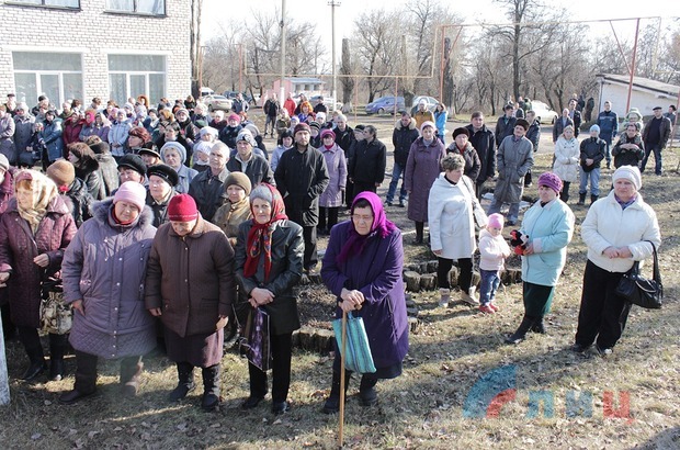 Жители поселка Центральный увековечили память погибших в боях за Дебальцево Жители поселка Центральный увековечили память погибших в боях за Дебальцево