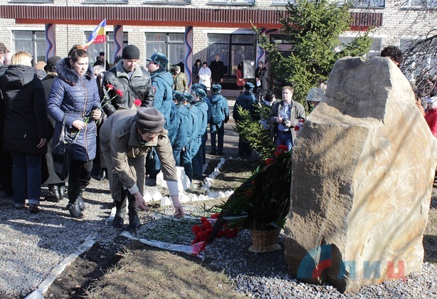 Жители поселка Центральный увековечили память погибших в боях за Дебальцево Жители поселка Центральный увековечили память погибших в боях за Дебальцево