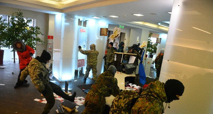 В Киеве идут погромы. «ПСы» захватили Отель "Козацкий" и заявили о начале нового Майдана. На улицы вышел вооруженный спецназ МВД В Киеве идут погромы. «ПСы» захватили Отель "Козацкий" и заявили о начале нового Майдана. На улицы вышел вооруженный спецназ МВД