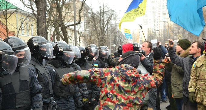В Киеве идут погромы. «ПСы» захватили Отель "Козацкий" и заявили о начале нового Майдана. На улицы вышел вооруженный спецназ МВД В Киеве идут погромы. «ПСы» захватили Отель "Козацкий" и заявили о начале нового Майдана. На улицы вышел вооруженный спецназ МВД