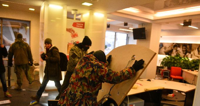 В Киеве идут погромы. «ПСы» захватили Отель "Козацкий" и заявили о начале нового Майдана. На улицы вышел вооруженный спецназ МВД В Киеве идут погромы. «ПСы» захватили Отель "Козацкий" и заявили о начале нового Майдана. На улицы вышел вооруженный спецназ МВД