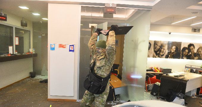 В Киеве идут погромы. «ПСы» захватили Отель "Козацкий" и заявили о начале нового Майдана. На улицы вышел вооруженный спецназ МВД В Киеве идут погромы. «ПСы» захватили Отель "Козацкий" и заявили о начале нового Майдана. На улицы вышел вооруженный спецназ МВД