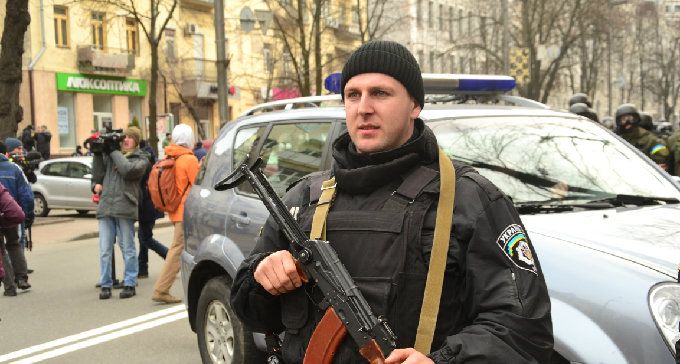 В Киеве идут погромы. «ПСы» захватили Отель "Козацкий" и заявили о начале нового Майдана. На улицы вышел вооруженный спецназ МВД В Киеве идут погромы. «ПСы» захватили Отель "Козацкий" и заявили о начале нового Майдана. На улицы вышел вооруженный спецназ МВД