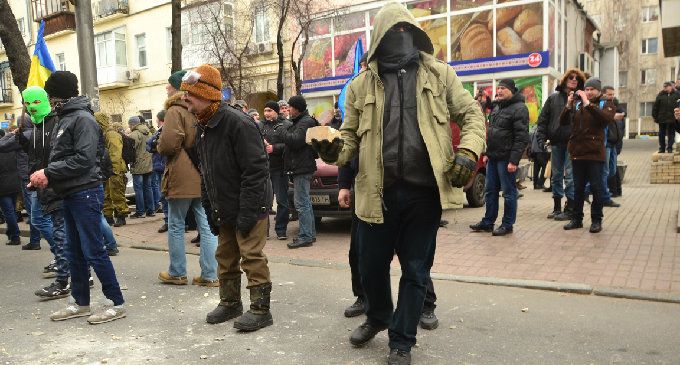 В Киеве идут погромы. «ПСы» захватили Отель "Козацкий" и заявили о начале нового Майдана. На улицы вышел вооруженный спецназ МВД В Киеве идут погромы. «ПСы» захватили Отель "Козацкий" и заявили о начале нового Майдана. На улицы вышел вооруженный спецназ МВД